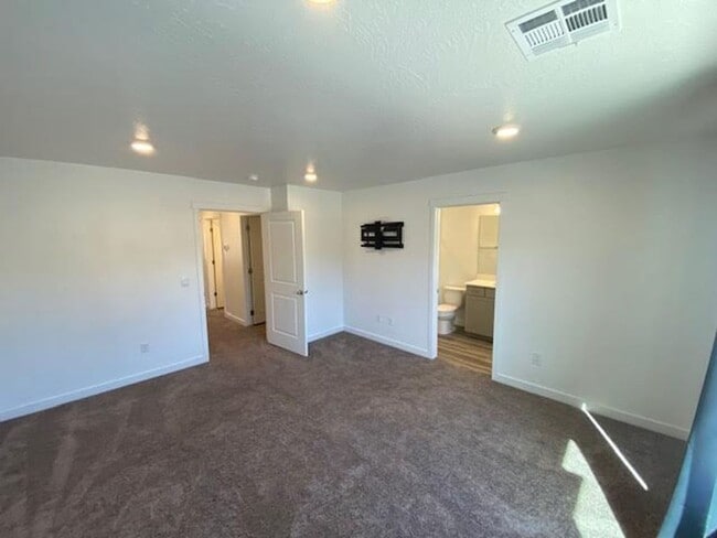 Building Photo - Coming Soon! 3 Bedroom 2 bath with Garage-...