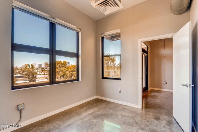 Building Photo - 914 E Osborn Rd