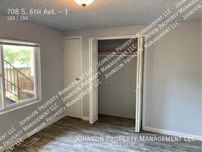 Building Photo - 708 S 6th Ave