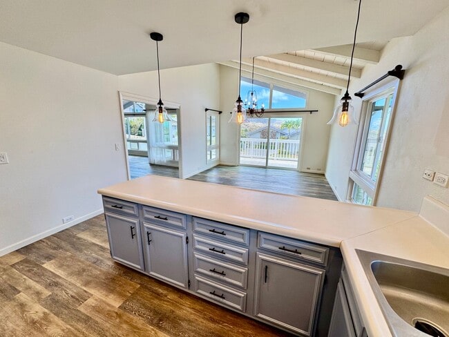 Building Photo - Charming 3-Bedroom Home with Ocean & Mount...