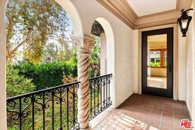 Building Photo - 11159 La Maida St