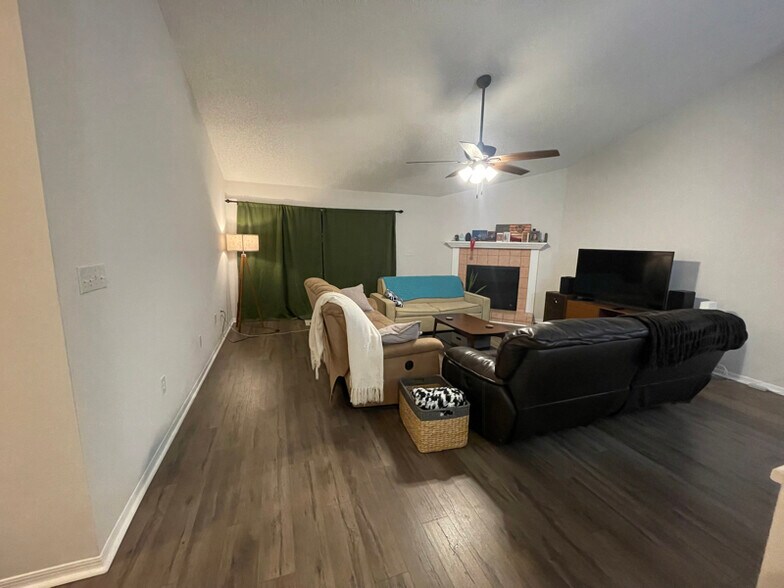 Building Photo - 9408 Octavia Ln