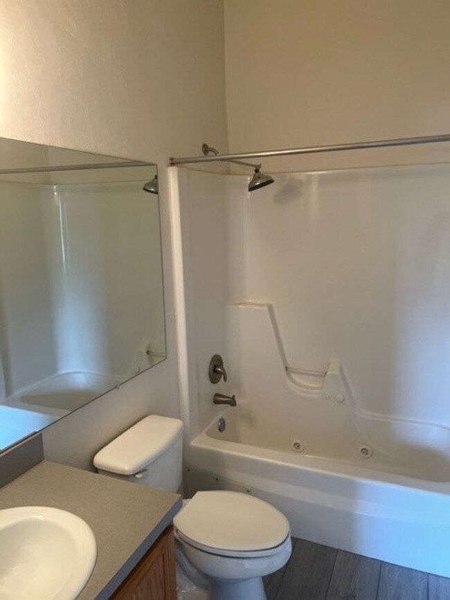 Building Photo - Spacious townhome in Kensington North