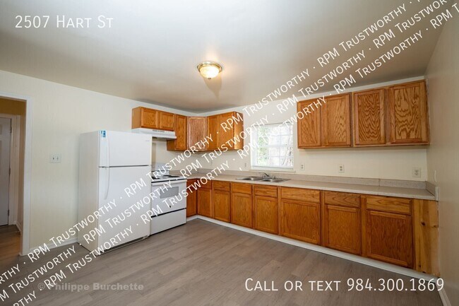 Building Photo - 2507 Hart St