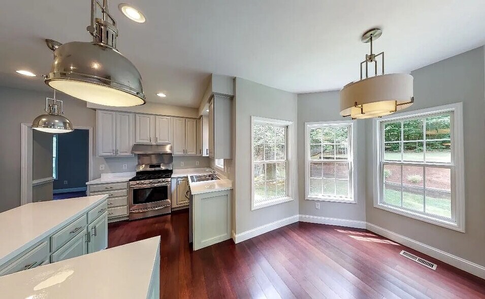 Building Photo - Room in House on New Parkside Dr