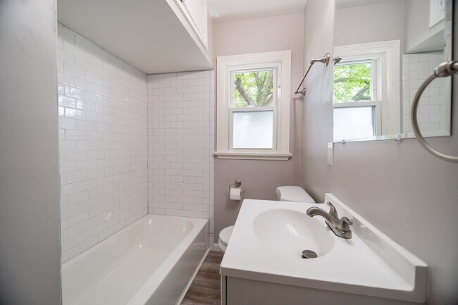 Building Photo - 1386 E 19th Ave
