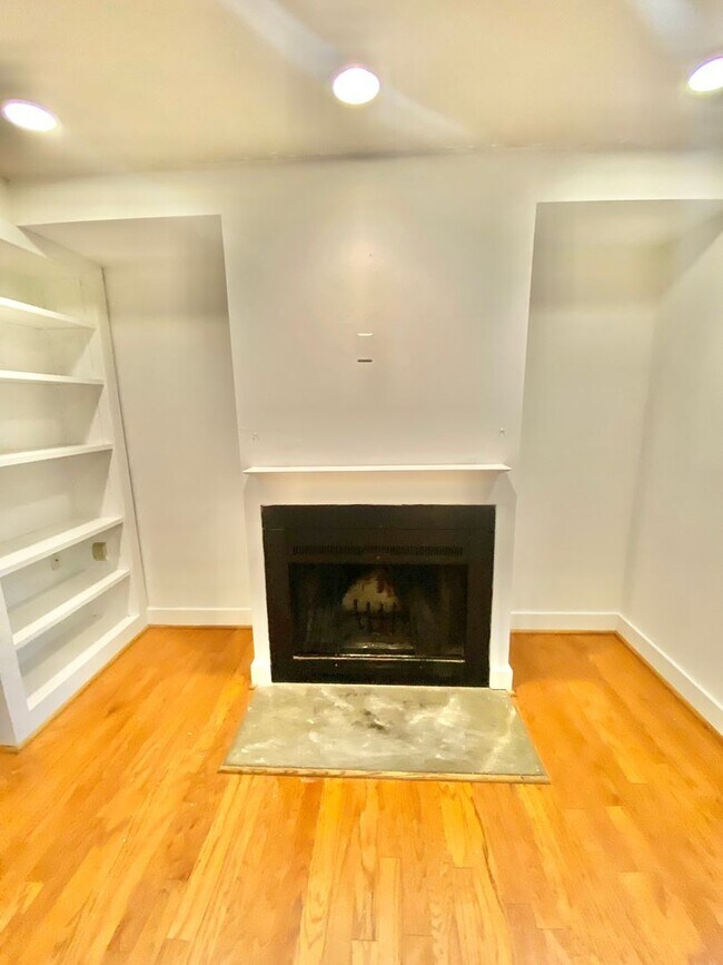 Building Photo - Dupont Circle 1 Bedroom Charmer with Patio, Fireplace, Central Air, Washer/Dryer!