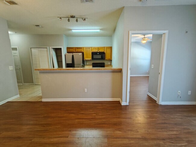Building Photo - Cozy 2 Bedroom Condo on Ground Floor