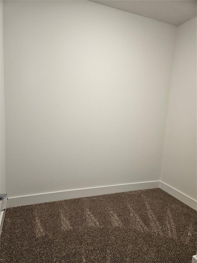 Building Photo - 1518 Roseburg Dr