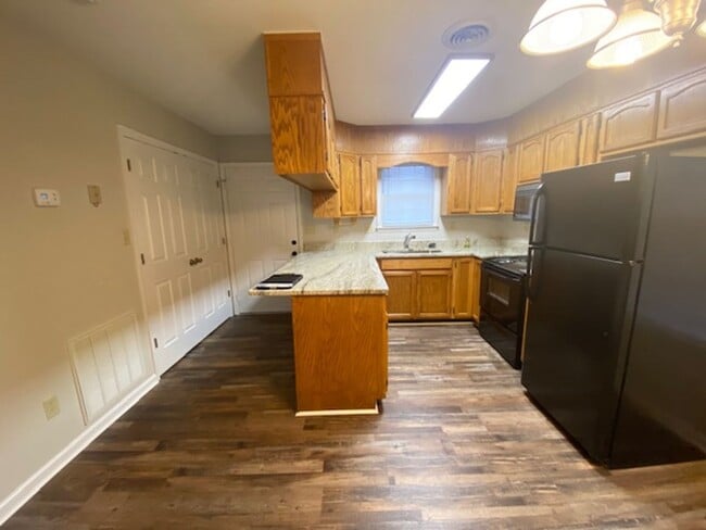 Building Photo - 2 Bedroom 1.5 Bath Townhouse