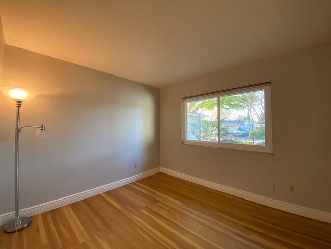 Building Photo - Beautiful 3 BDRM, 2 BATH Home w/ American ...