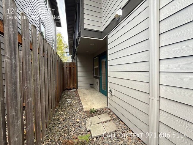 Building Photo - 1209 NE 5th St