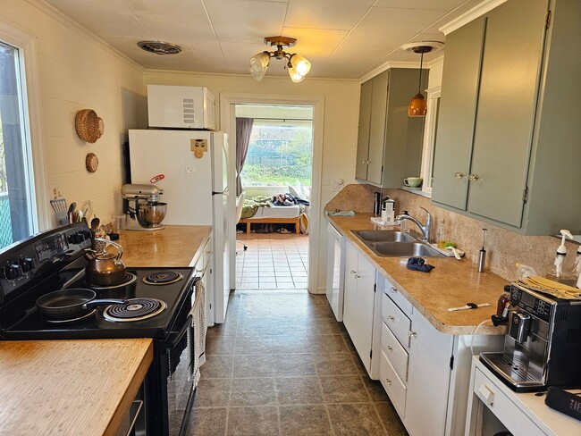 Building Photo - 906 G Ave