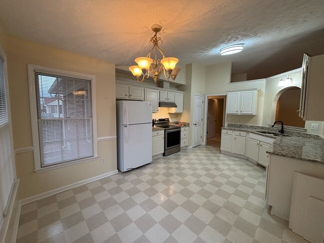 Building Photo - 1135 Derbyshire Rd