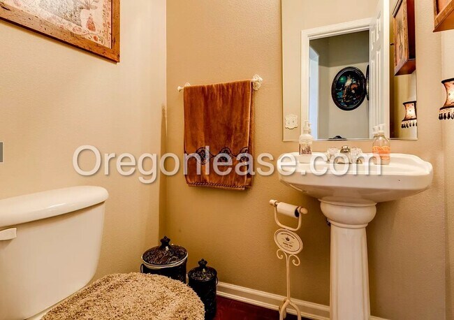 Building Photo - Beautiful large West Eugene home