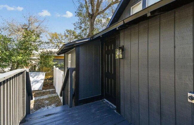 Building Photo - Housing Voucher Accepted: Charming 4-Bedroom Home in Saint Petersburg