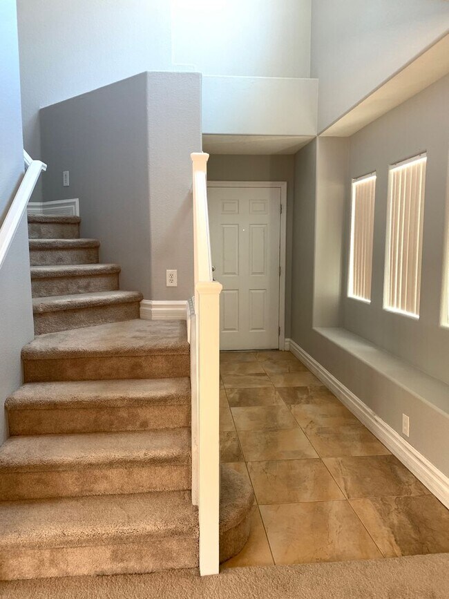 Building Photo - Beautiful Home - Guard Gated Golf Course C...