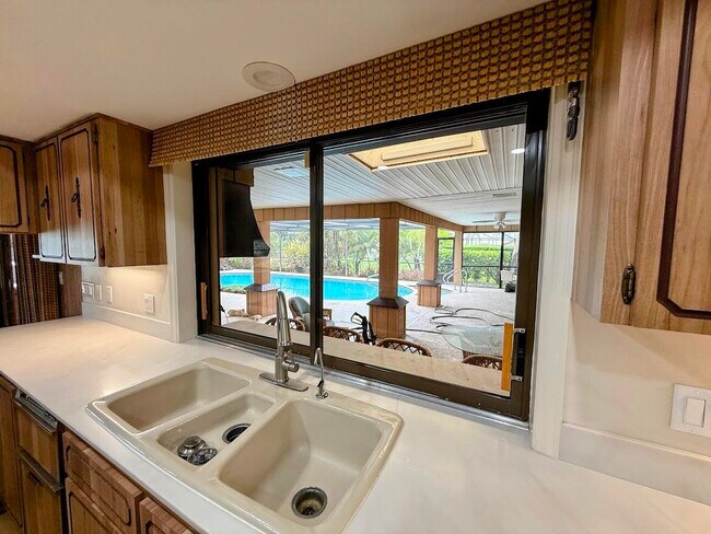 Building Photo - 465 SE Naranja Ave