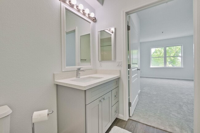 Building Photo - Excellent 2 Bed 2 Bath Condo - Completely Remodeled!