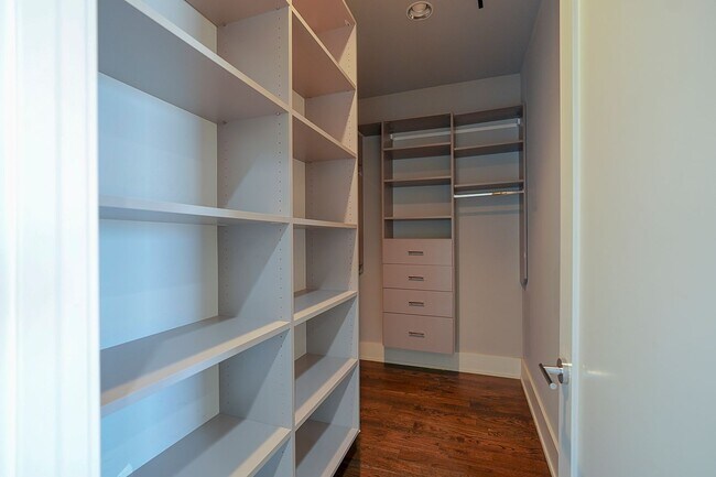 Building Photo - PRICE REDUCED!! Luxury 3BR/2BA Condo (Parking Included) – Prime Hyde Park & Modern Finishes!