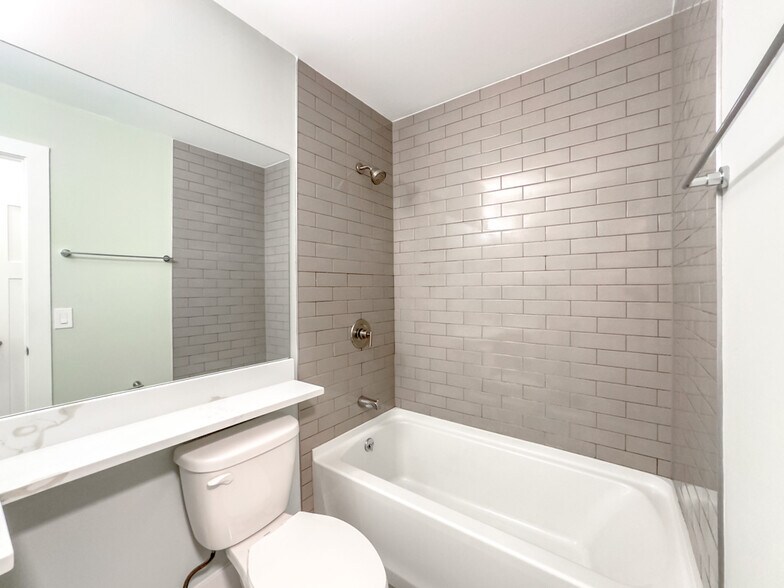 Building Photo - 536 W Barry Ave