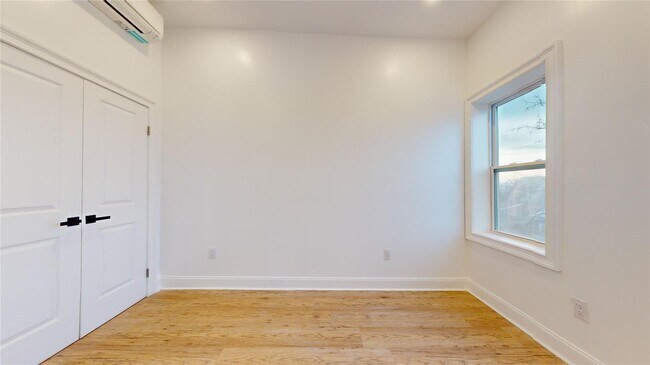 Building Photo - 2050 Strauss St