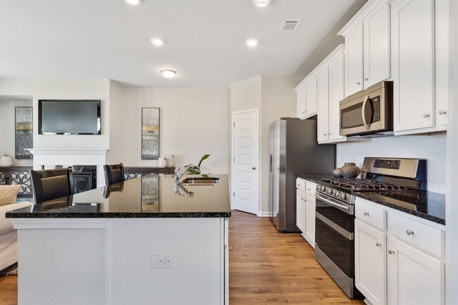 Building Photo - 3 BEDROOM TOWNHOME IN OAKWOOD! Rabun Floorplan