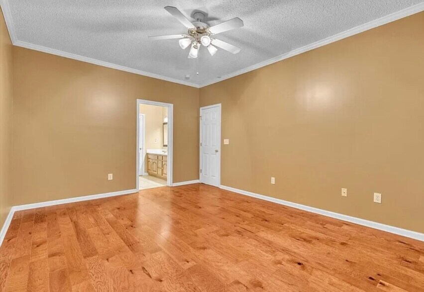 Building Photo - 1694 Red Oak Dr