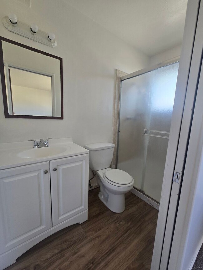 Building Photo - 3 Bedroom 2 Bathroom Home for Rent in Hanford