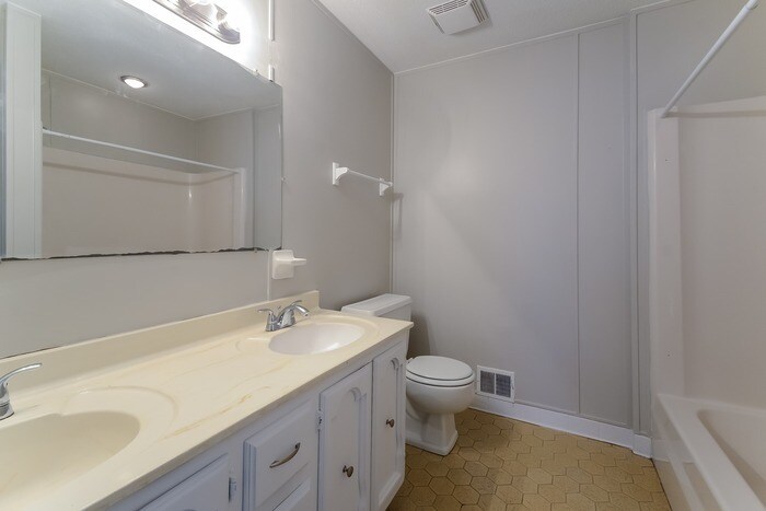 Building Photo - 214 Star Cir