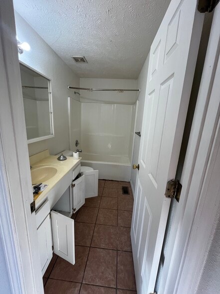 Building Photo - 935 W Poplar St