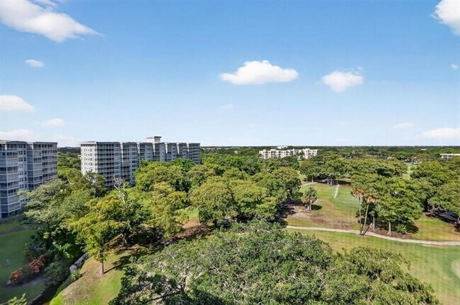 Building Photo - 605 Oaks Dr