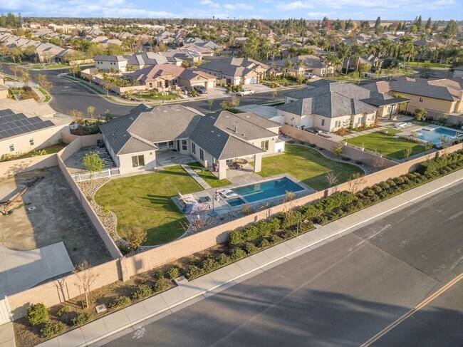 Building Photo - 5-Bedroom Pool & Spa Home in Masterpiece Estates