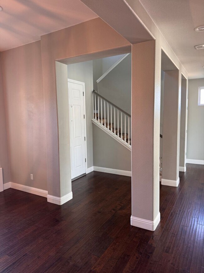 Building Photo - Beautiful single family home