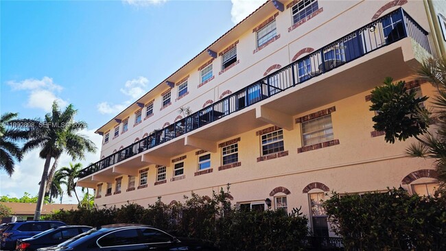 Building Photo - 650 Tennis Club Dr