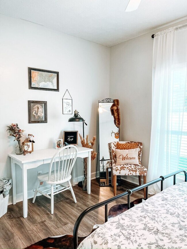 Building Photo - Charming Columbus Home with Fireplace, Natural Light & Outdoor Space