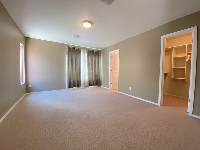 Building Photo - West El Paso 4bed/3.5bath Townhome