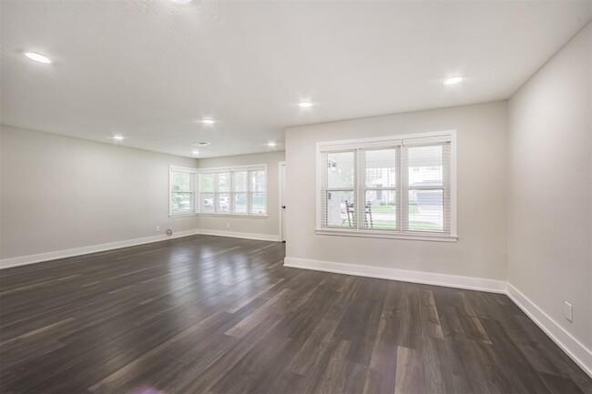 Building Photo - 4924 Mimosa Dr