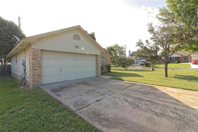 Building Photo - 300 Caladium Ct