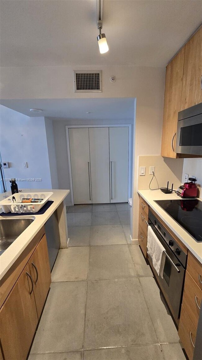 Building Photo - 1155 Brickell Bay Dr