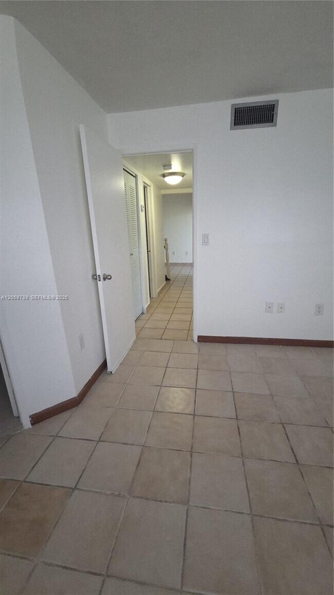 Building Photo - 9437 Fontainebleau Blvd