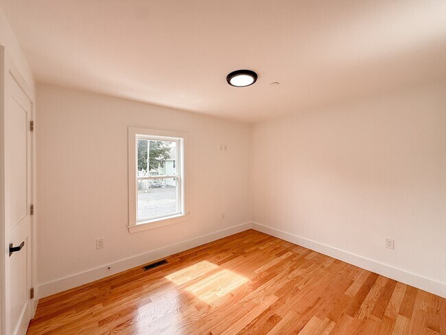 Building Photo - 232 Lynnfield St