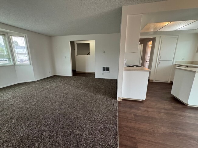 Building Photo - 3 Bedroom Duplex off Gilham Rd.