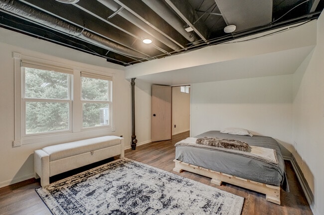 Building Photo - 2006 Pine St W