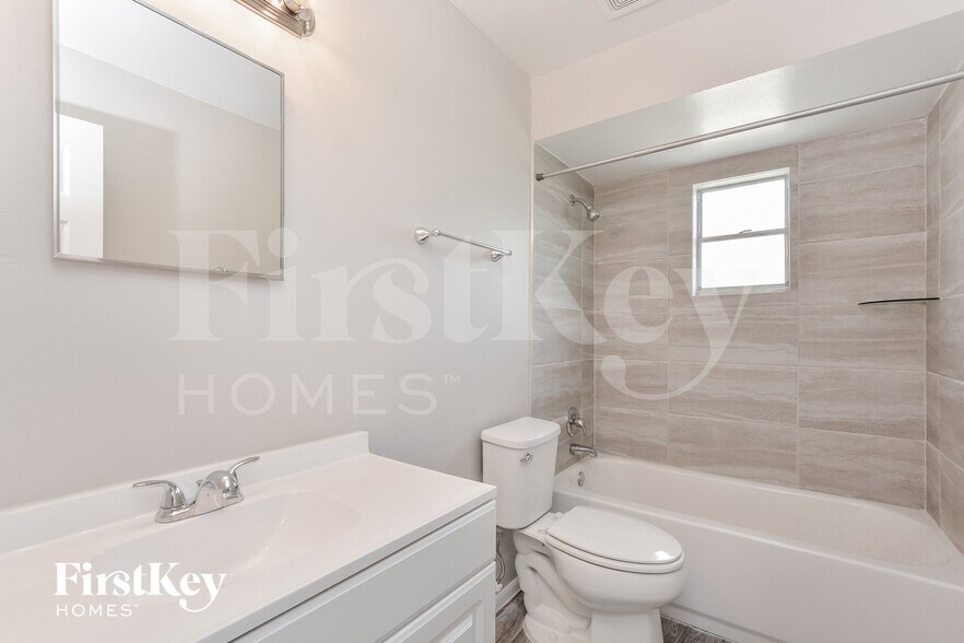 Building Photo - 910 Clayton Dr