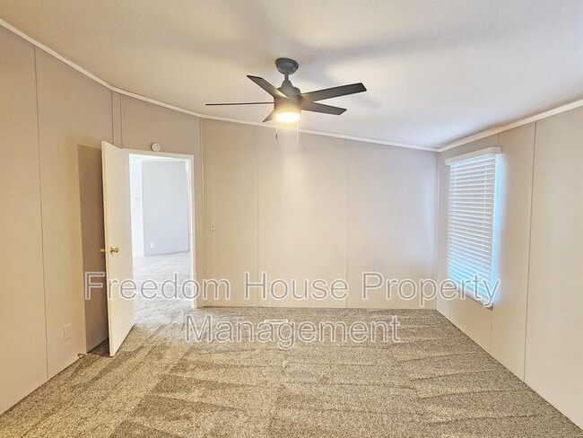Building Photo - 320 W Comstock Cir S