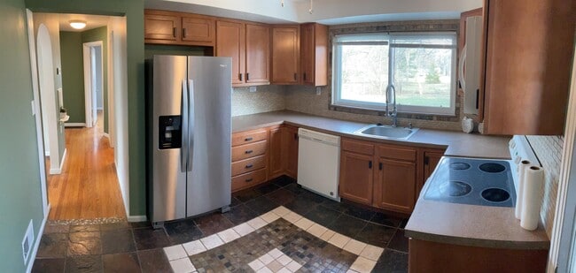 Building Photo - 530 Western Row Rd