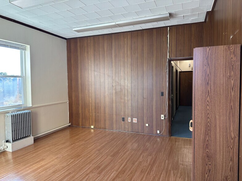 Building Photo - 406 Valley St