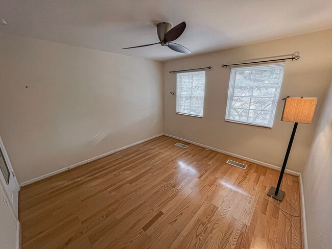 Building Photo - Beautiful 2 Bedroom 1 Bath Townhouse in Fa...