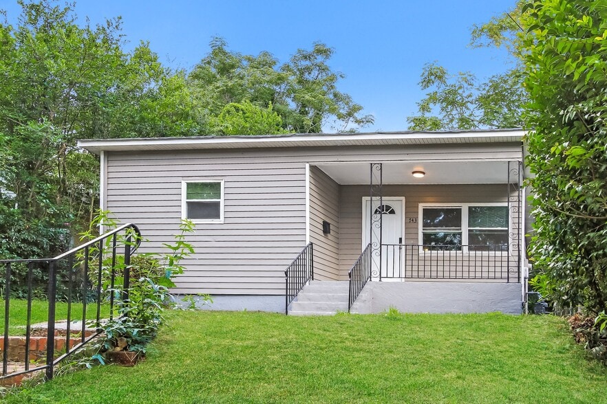 Building Photo - 743 Katherine St